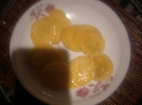 地瓜去皮洗净切薄片，开大火上锅蒸30分钟
