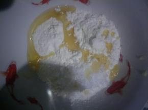 蒸地瓜期间把水油皮部分的原料倒在一起，和成面团