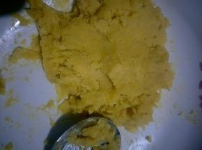 地瓜蒸好后用勺子压成地瓜泥，放入白糖拌匀