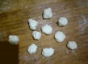 把油皮分成10等份面团，揉圆。每个重约8克