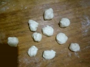 把油皮分成10等份面团，揉圆。每个重约8克