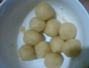 油酥也分成10等份，捏圆。每个重约4.5克