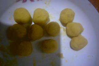 把地瓜泥分成10等份，捏紧捏圆。每个重约6克