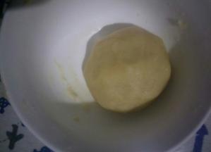 油酥部分，把油倒入面粉中和成油酥面团，同样盖保鲜膜松弛20分钟