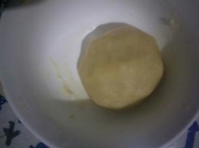 油酥部分，把油倒入面粉中和成油酥面团，同样盖保鲜膜松弛20分钟