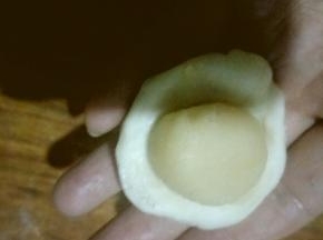 把油酥包进油皮中，注意不要包进空气