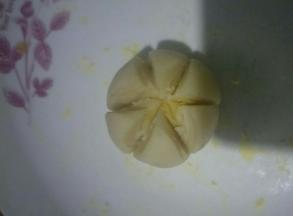 取一个小刀(薄而锋利)划几刀，划成如图模样。深度划到馅的位置，不要把馅划破。