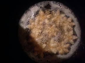 锅中倒油开中火，油温5成热(放入竹筷子一头看到冒细小的泡泡油温就好了)，放入荷花酥开始炸