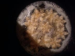 锅中倒油开中火，油温5成热(放入竹筷子一头看到冒细小的泡泡油温就好了)，放入荷花酥开始炸