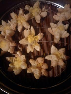 炸至金黄，捞出控油