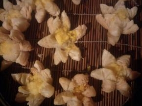 炸至金黄，捞出控油