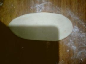 取一个面团擀成长椭圆形，从一头卷起，依次擀好后盖保鲜膜松弛10分钟