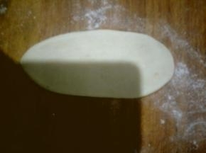 取一个面团擀成长椭圆形，从一头卷起，依次擀好后盖保鲜膜松弛10分钟