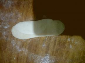 松弛10分钟后把面团再擀成长椭圆形，再次卷起。(卷的时候接口要卷在里面)盖保鲜膜松弛10分钟