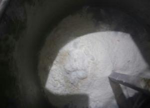 把酵母，糖，面粉放入和面缸中慢速拌匀