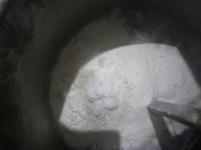 把酵母，糖，面粉放入和面缸中慢速拌匀