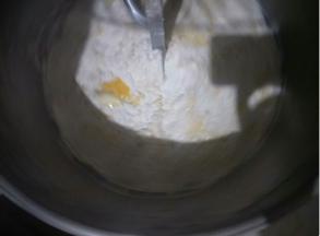 加入鸡蛋和清水拌至没有干粉后开快速