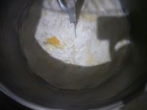 加入鸡蛋和清水拌至没有干粉后开快速