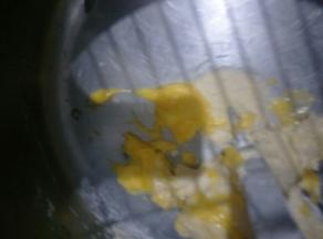 放入黄油和盐慢速拌匀