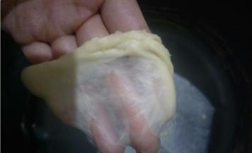 直至拌出手套膜，不可过度搅拌哈