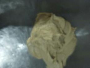 案板刷油，把面团放在上面，周边往中间弄一下，翻过来。光滑的一面朝上