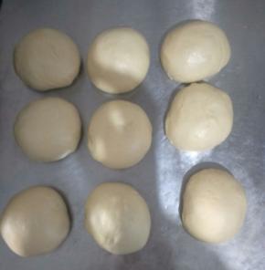 分成九等份，底部向内法揉圆，每个重约155克