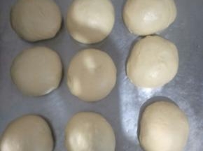 分成九等份，底部向内法揉圆，每个重约155克