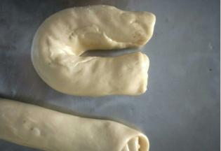 对折，放入模具中，接口朝下