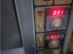 盖上盖子，放入烤箱，烤箱中放一盆水。上下火30度，发酵1.5——2个小时