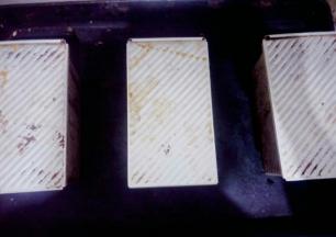 烤箱上下火200度预热，把面包放入烤盘，中间留出一定空间，放入烤箱，烤40分钟