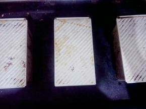 烤箱上下火200度预热，把面包放入烤盘，中间留出一定空间，放入烤箱，烤40分钟