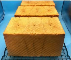 出炉，出炉前打开盖子看一下上色程度，如果颜色浅，可以再烤一会。出炉把模具震一下，把面包倒在晾网上