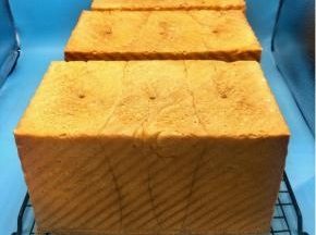 出炉，出炉前打开盖子看一下上色程度，如果颜色浅，可以再烤一会。出炉把模具震一下，把面包倒在晾网上