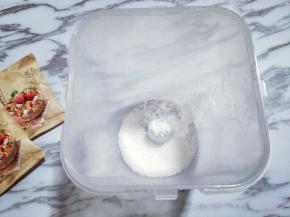 首先把乳酸菌，细砂糖，一盒牛奶放入酸奶发酵杯里，搅拌均匀，再将其余的牛奶加入。