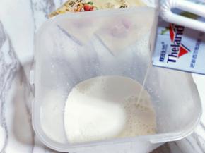 先加入一盒牛奶，