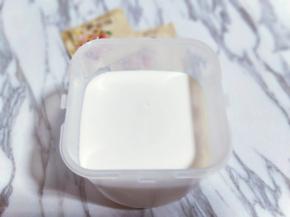 再将其余的3盒牛奶放入杯中，再次搅拌均匀。