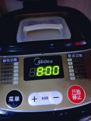 将酸奶盒放入面包机启动酸奶发酵，8小时后浓稠的酸奶就出炉啦！