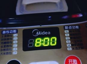 将酸奶盒放入面包机启动酸奶发酵，8小时后浓稠的酸奶就出炉啦！