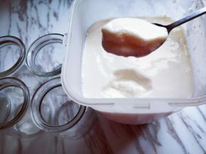 酸奶登场，装酸奶的瓶子一定要消毒后在用哈！放入冰箱冷藏室保存，尽快吃完。