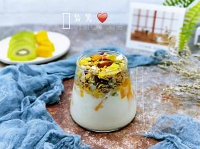 最后将即食谷谷脆麦片倒在上面即可。