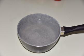 清水加黄桃罐头汁烧开，加入糖，静置放凉