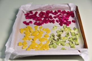 将所有水果切成丁