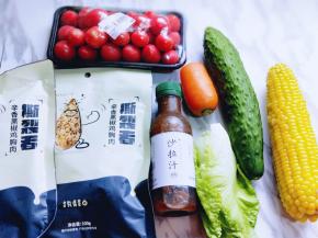 准备食材，将需要洗的蔬菜洗干净，最好用盐水泡一泡，因为我们是凉拌！玉米我提前煮熟的！