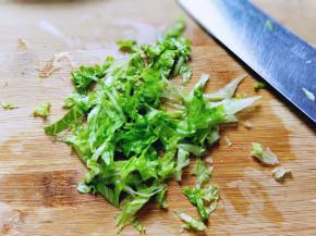 洗干净的剩菜切丝。