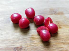 洗干净的小番茄一切四。