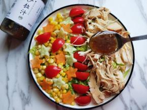 淋上2勺沙拉汁。