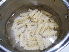 烧水，水开放入意面煮熟。