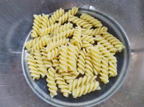 煮熟的意面捞出沥干水分