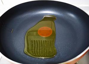 起锅倒入适量食用油