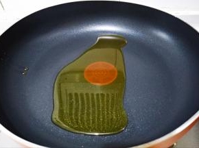 起锅倒入适量食用油